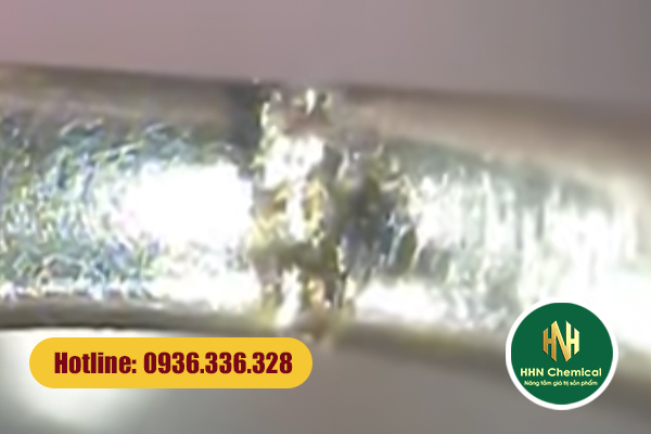 Ám màu và muội bám trên nhẫn, mặt dây sau khi khắc hàn laser làm giảm độ sáng và ảnh hưởng chất lượng hoàn thiện