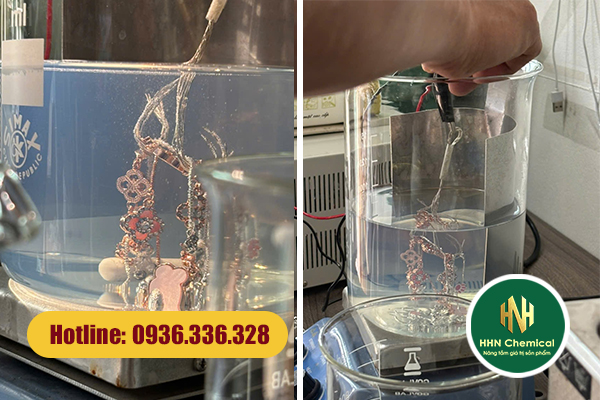 Khuấy từ dung dịch keo nano trong quá trình gia nhiệt để đảm bảo phân tán đồng đều và lớp phủ ổn định