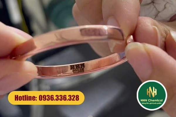 Muội sau khắc laser bám trên bề mặt và các chi tiết nhỏ trên trang sức