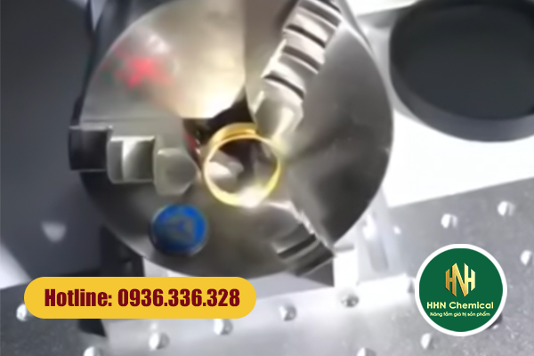 Trang sức cần được phủ Schutzlack để chống bắn tia khi khắc laser – bảo vệ bề mặt sáng bóng