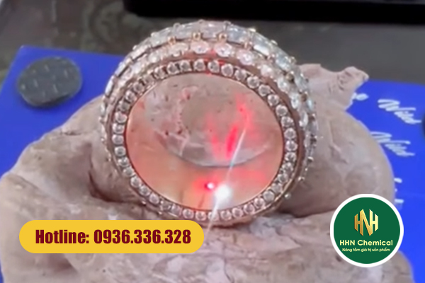 Chi tiết trang sức khắc laser, dễ cháy xém nếu thiếu lớp phủ bảo vệ