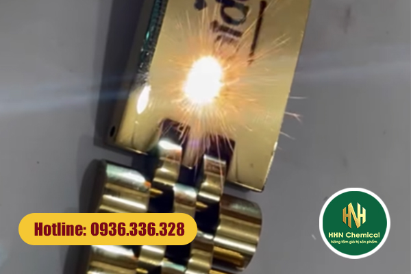 Gia công đồng hồ bằng laser không có lớp phủ bảo vệ – nguy cơ cháy xém làm hỏng bề mặt.