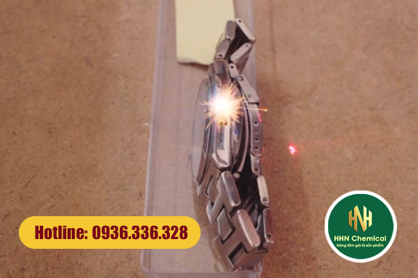 Khắc laser mặt đồng hồ – lớp phủ Schutzlack ngăn cháy xém và trầy xước