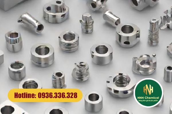 Làm sạch dầu mỡ trên kim loại trước khi mạ, tăng độ bám dính lớp mạ