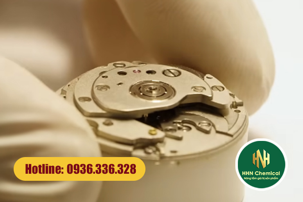 Linh kiện đồng hồ bám dầu mỡ sau quá trình lắp ráp – Cần dung dịch tẩy không ăn mòn
