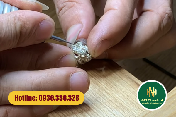 Tẩy dầu mỡ sau gia công giúp đẩm bảo lớp mạ bền, bám chặt.