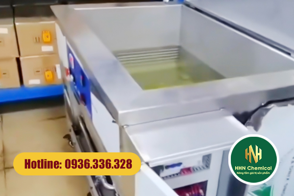 Tẩy rửa siêu âm làm sạch bụi bẩn, dầu bám trên bề mặt trang sức