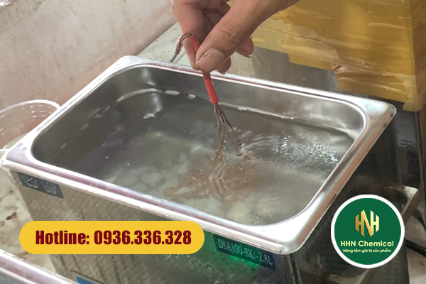 Thợ kim hoàn tẩy rửa trang sức với galvex 18.01 - Tẩy sạch bụi bẩn, dầu mỡ bám trên bề mặt