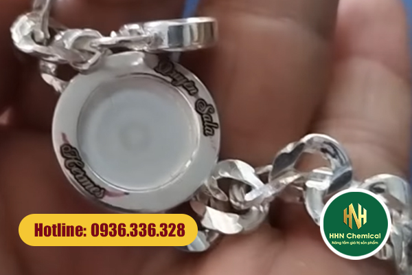 Trang sức bạc bị sẫm màu viền khắc laser