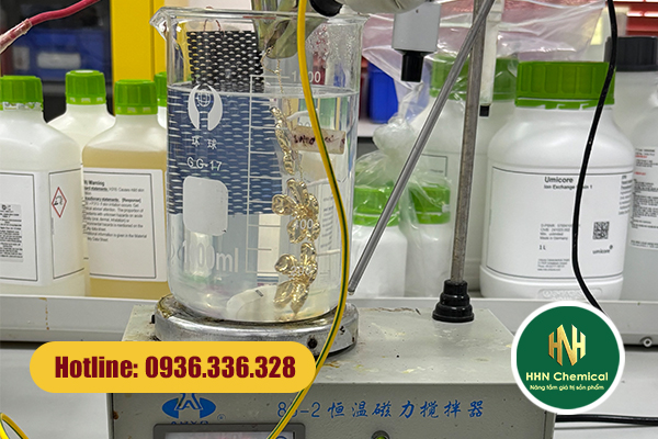 Thực hiện nhúng trang sức vào bể xi trong thời gian 03 phút