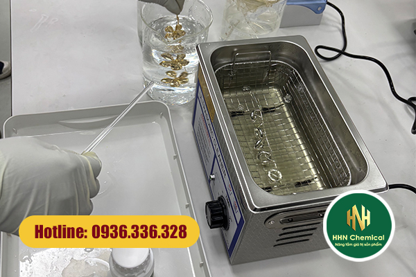 Xử lý bề mặt trang sức trước khi xi bằng dung dịch Galvexl 18.01 (dung dịch rửa siêu âm)