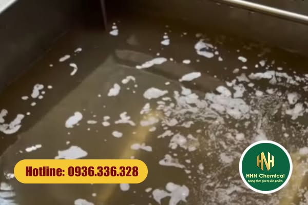 Dấu hiệu dung dịch tẩy rửa siêu âm cần thay mới khi bể chuyển sang màu đen và nhiều bọt