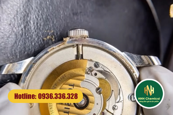 Đồng hồ bị bám dầu mỡ trong quá trình sửa chữa – cần tẩy sạch trước khi mạ lại