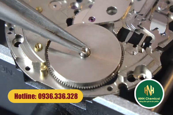 Tẩy dầu mỡ cho linh kiện đồng hồ trong khâu sửa chữa, lắp ráp để đảm bảo độ bám lớp mạ