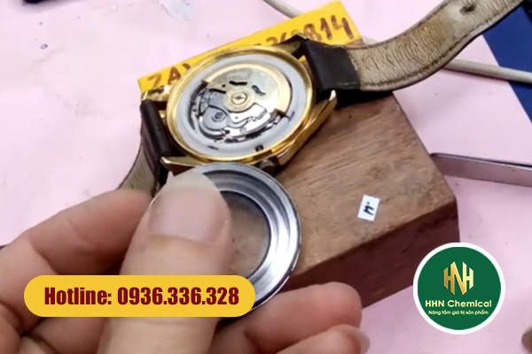 Thợ sửa đồng hồ thao tác không đeo găng – dầu tay và bụi bẩn bám vào bề mặt vỏ đồng hồ