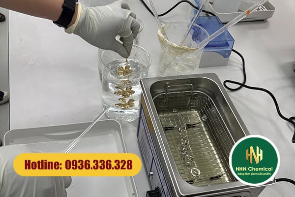 Tráng sản phẩm bằng nước cất DI sau khi sử dụng dung dịch tẩy rửa siêu âm
