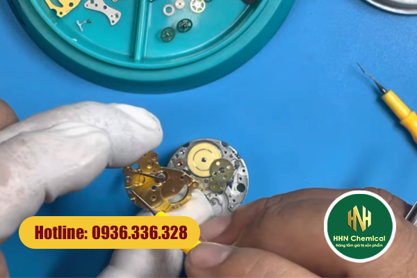 Vết dầu dễ bám lên bề mặt linh kiện đồng hồ trong khâu lắp ráp